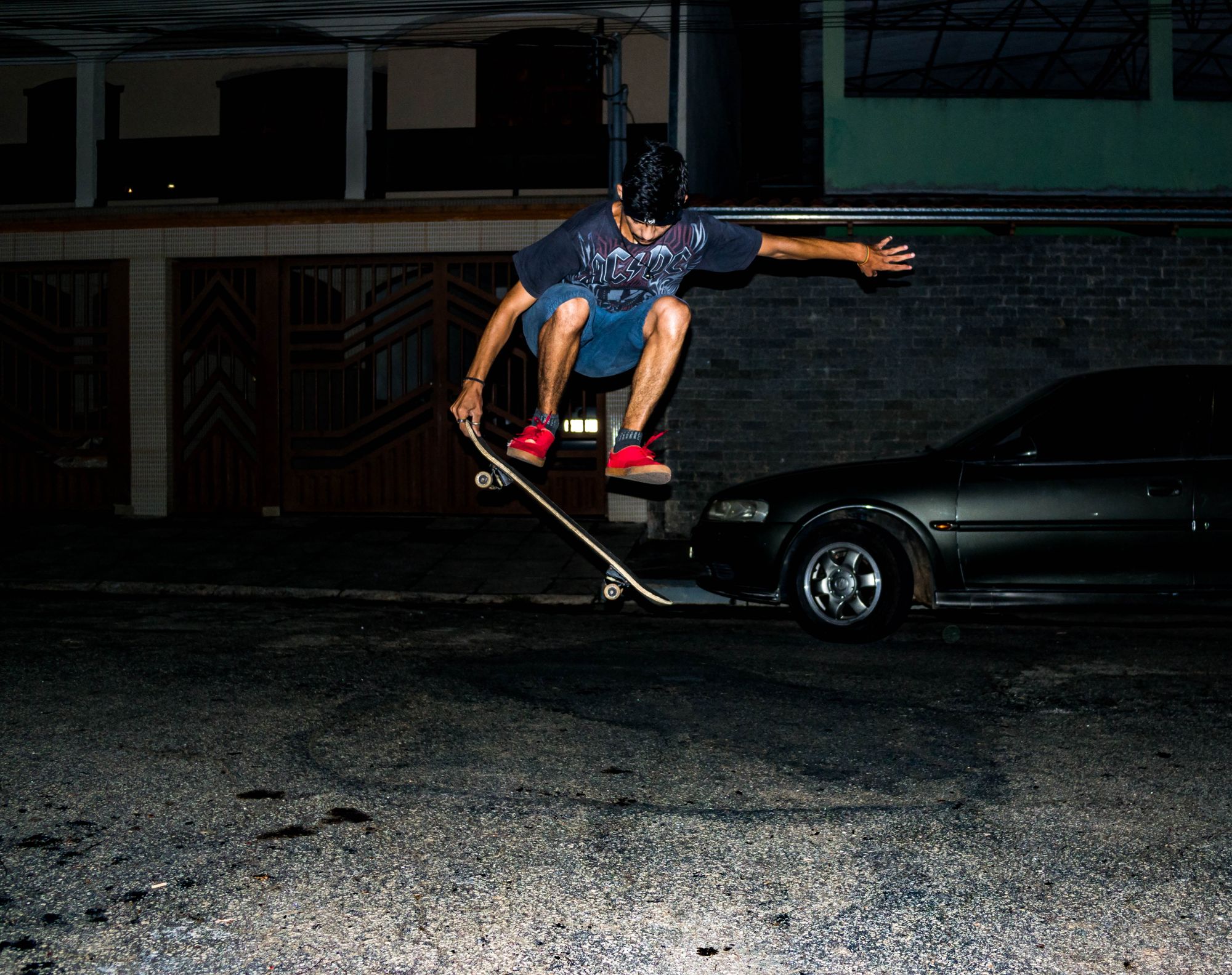 Skateboarder bei Nacht auf der Straße